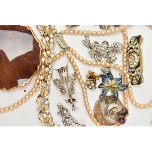 119 - COSTUME JEWELLERY AND A COMPACT, to include a 'Stratton' compact, imitation pearl necklace, black be... 