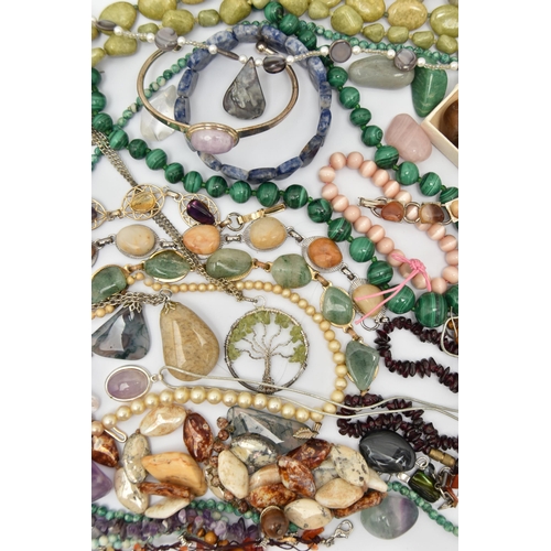 120 - A BAG OF ASSORTED SEMI-PRECIOUS GEMSTONE JEWELLERY AND TUMBLE STONES, to include a malachite bead ne... 