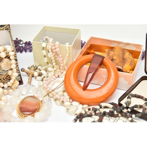 125 - AN ASSORTMENT OF JEWELLERY, to include a large rough amber pendant, fitted with a rolled gold bail, ... 