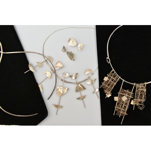 126 - AN ASSORTMENT OF SILVER AND WHITE METAL JEWELLERY, to include a silver abstract collar necklace, hal... 