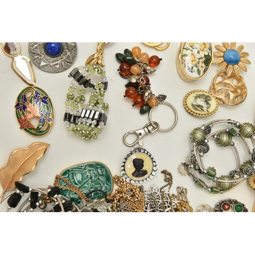 148 - A PLASTIC STORAGE BOX OF COSTUME JEWELLERY, COMPACTS AND WRISTWATCHES, to include various beaded nec... 