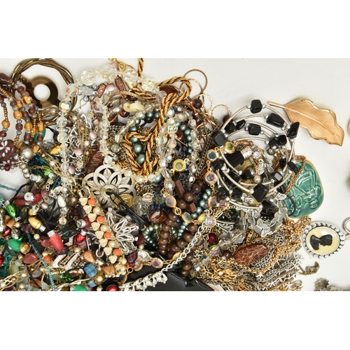 148 - A PLASTIC STORAGE BOX OF COSTUME JEWELLERY, COMPACTS AND WRISTWATCHES, to include various beaded nec... 