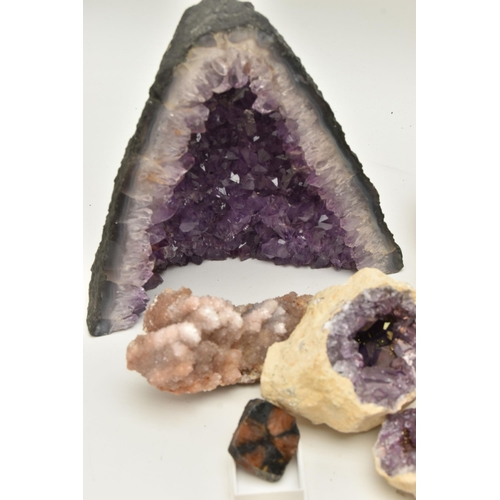 149 - A BOX OF GEMSTONE SPECIMENS, to include an amethyst geode, a conch shell, rose quartz crystal, citri... 