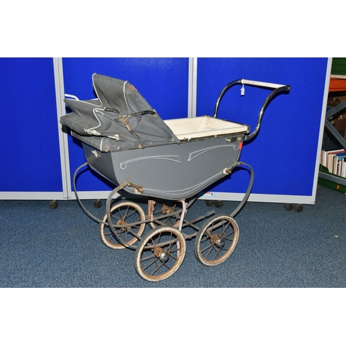 130A - A MID 20TH CENTURY ENGLISH MADE COACH BUILT DOLL'S PRAM IN GREY AND WHITE LIVERY, maker's mark worn,... 
