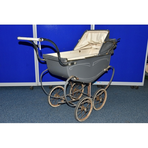 130A - A MID 20TH CENTURY ENGLISH MADE COACH BUILT DOLL'S PRAM IN GREY AND WHITE LIVERY, maker's mark worn,... 