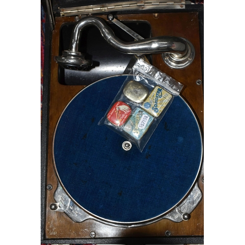 359 - AN APOLLO GRAMOPHONE PLAYER AND COLLECTION OF 78RPM GRAMOPHONE RECORDS, comprising an Apollo table t... 