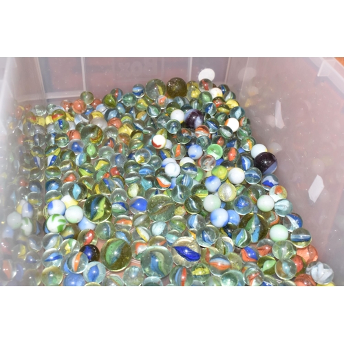 471 - A QUANTITY OF ASSORTED GLASS MARBLES, various designs, styles and sizes, mixture of plain and milky ... 