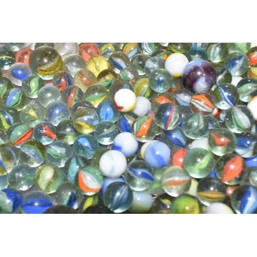 471 - A QUANTITY OF ASSORTED GLASS MARBLES, various designs, styles and sizes, mixture of plain and milky ... 