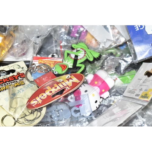 485 - ONE TRAY OF METAL PIN BADGES AND NOVELTY KEY RINGS, and pin board, to include a large collection of ... 