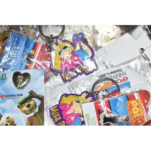 485 - ONE TRAY OF METAL PIN BADGES AND NOVELTY KEY RINGS, and pin board, to include a large collection of ... 