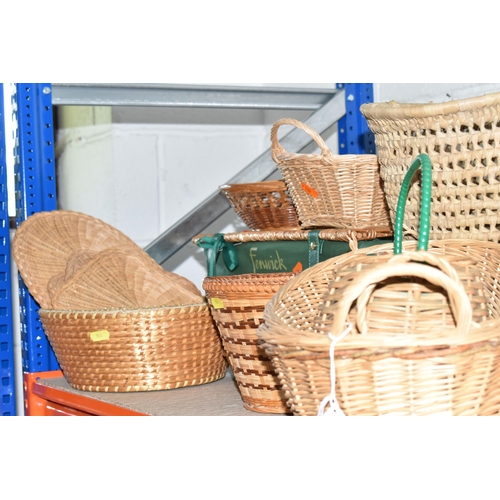 513 - A QUANTITY OF WICKER BASKETS AND TABLEWARE to include a Fenwick wicker hamper, a wicker handbag, fou... 