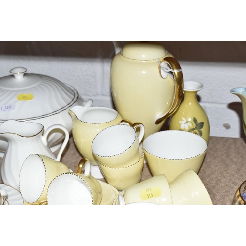 515 - A FIFTY EIGHT PIECE WEDGWOOD GOLD CHELSEA DINNER SET AND A FIFTEEN PIECE WEDGWOOD COFFEE SET ETC to ... 