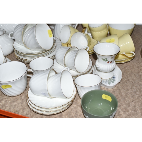 515 - A FIFTY EIGHT PIECE WEDGWOOD GOLD CHELSEA DINNER SET AND A FIFTEEN PIECE WEDGWOOD COFFEE SET ETC to ... 