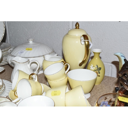 515 - A FIFTY EIGHT PIECE WEDGWOOD GOLD CHELSEA DINNER SET AND A FIFTEEN PIECE WEDGWOOD COFFEE SET ETC to ... 