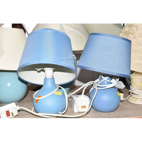 522 - ELEVEN ASSORTED TABLE LAMPS, to include two alabaster examples, some lamps have been overpainted (11... 