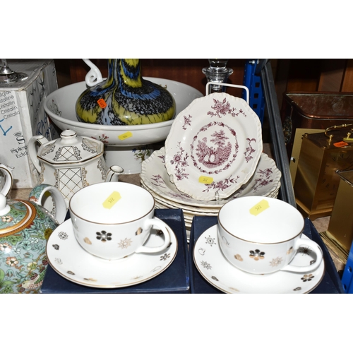 572 - A GROUP OF CERAMICS AND GLASSWARE, to include a Myott 'Royal Mail' soup tureen and cover, a Spode Sh... 