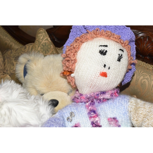 578 - TWO BOXES AND LOOSE SOFT TOYS, to include a Snuggle Buddies Giant Bear, approximate length 100cm, a ... 