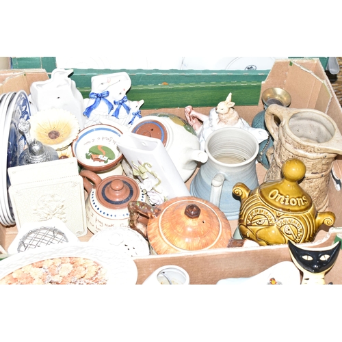 579 - FIVE BOXES AND LOOSE CERAMICS AND GLASS WARES ETC, to include an Italian mid-century dish with styli... 