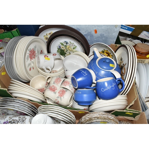 587 - SIX BOXES AND LOOSE CERAMIC KITCHENWARE, to include Poole retro two tone colour tea ware including t... 