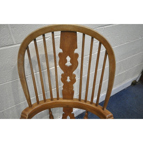 1239 - A REPRODUCTION ELM AND BEECH WINDSOR CHAIR, the back rest with a central splat back, turned supports... 