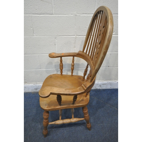 1239 - A REPRODUCTION ELM AND BEECH WINDSOR CHAIR, the back rest with a central splat back, turned supports... 