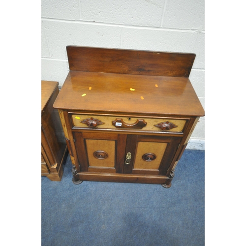 1252 - AN EARLY 20TH CENTURY MAHOGANY AND MAPLE SIDEBOARD, of small proportions, with a raised back, fitted... 