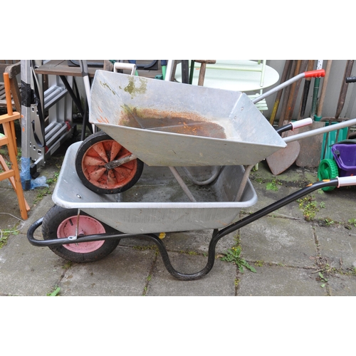 1023 - A COLLECTION OF GARDEN ITEMS including a small triple extension step ladder, two wheel barrows, two ... 