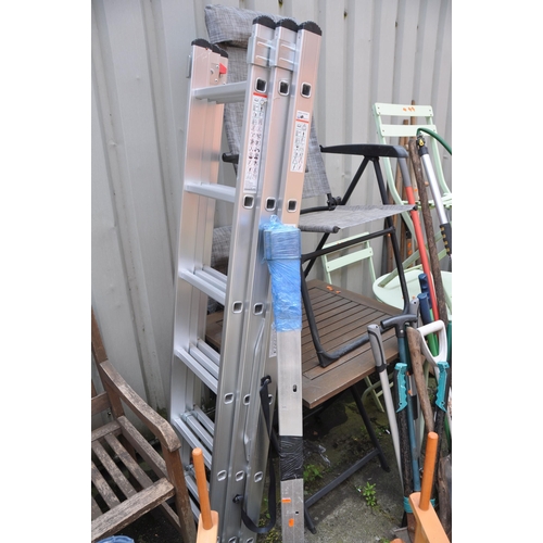 1023 - A COLLECTION OF GARDEN ITEMS including a small triple extension step ladder, two wheel barrows, two ... 