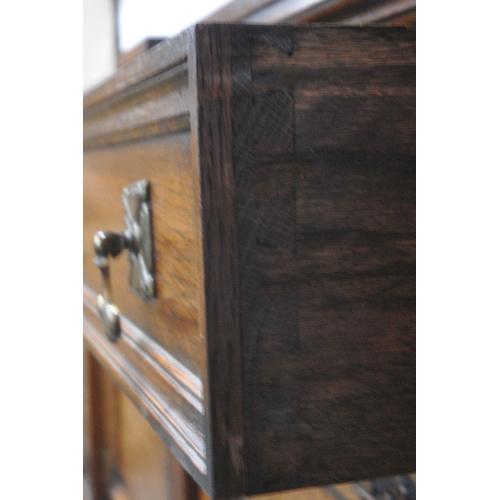 1290 - AN EARLY 20TH CENTURY OAK SIDEBOARD, with a raised back, blind fretwork detail, two drawers, above d... 