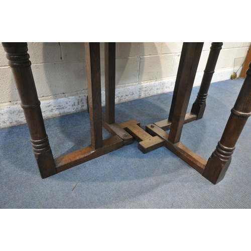 1330 - RUPERT GRIFFITHS, A 20TH CENTURY SOLID OAK OVAL GATE LEG TABLE, raised on block and turned legs, uni... 