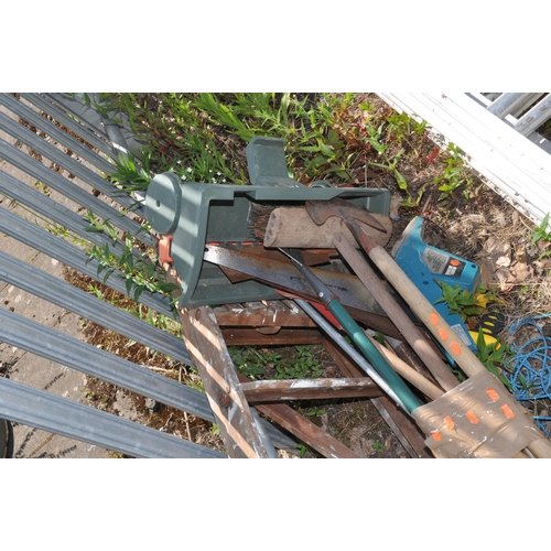 1015 - A COLLECTION OF GARDEN TOOLS AND A WOODEN STEP LADDER including forks, hoes, saws etc