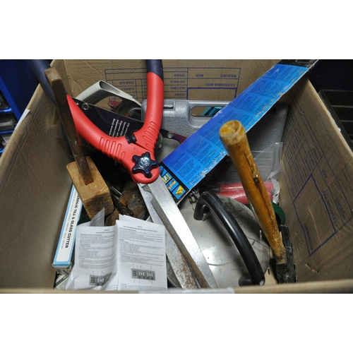 1051 - A BOX, A TRAY AND A HARDWARE CADDY CONTAINING TOOLS AND HARDWARE including a Record No 4 plane, a Re... 