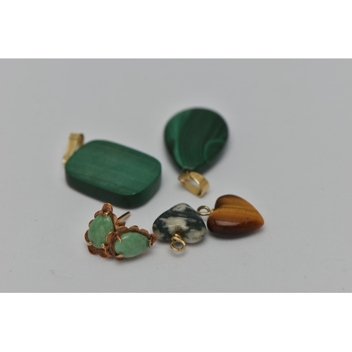 47 - FIVE ITEMS OF JEWELLERY, to include a pair of 9ct gold jade stud earrings, with 9ct hallmarks, appro... 