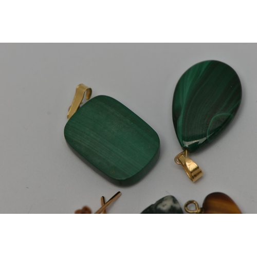 47 - FIVE ITEMS OF JEWELLERY, to include a pair of 9ct gold jade stud earrings, with 9ct hallmarks, appro... 