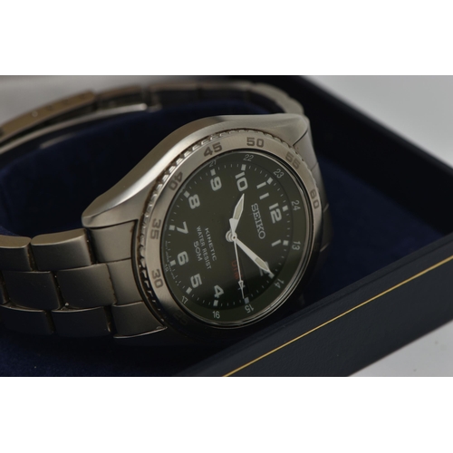 54 - A 'SEIKO' KINETIC WRISTWATCH, kinetic movement, round green dial signed 'Seiko', Arabic numerals, da... 