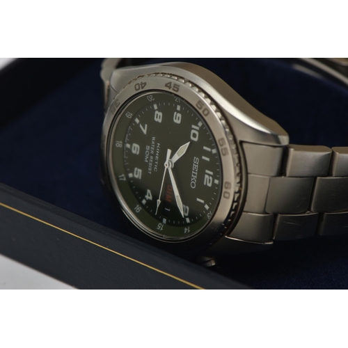 54 - A 'SEIKO' KINETIC WRISTWATCH, kinetic movement, round green dial signed 'Seiko', Arabic numerals, da... 