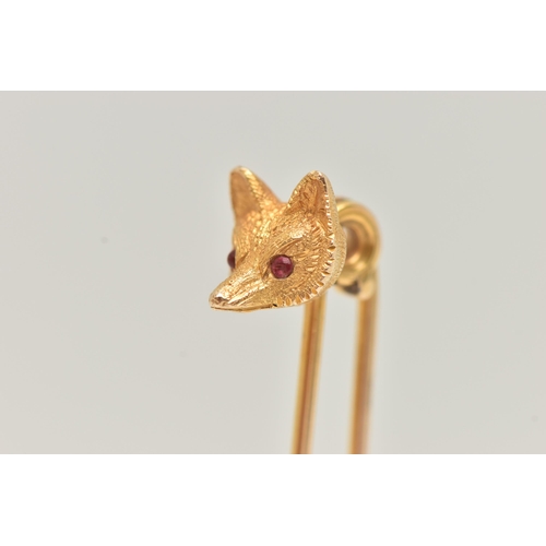 63 - A YELLOW METAL LATE 19TH/EARLY 20TH CENTURY FOX HUNTING BROOCH, depicting the face of a fox set with... 