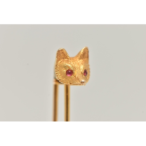 63 - A YELLOW METAL LATE 19TH/EARLY 20TH CENTURY FOX HUNTING BROOCH, depicting the face of a fox set with... 