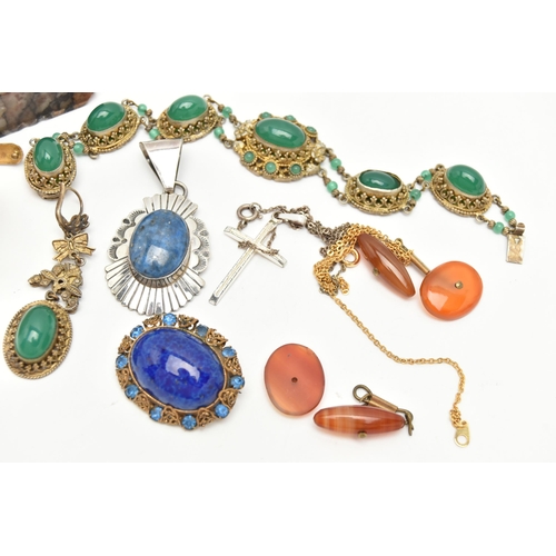 73 - A BAG OF ASSORTED JEWELLERY, to include a white metal lapis lazuli cabochon set pendant, fitted with... 