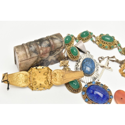 73 - A BAG OF ASSORTED JEWELLERY, to include a white metal lapis lazuli cabochon set pendant, fitted with... 