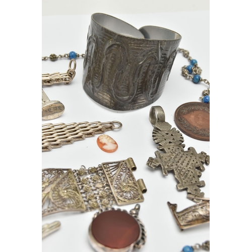 78 - A SELECTION OF JEWELLERY, to include a silver swivel fob, with silver hallmark, a Wedgwood ring, a c... 