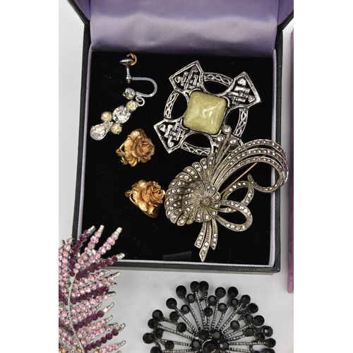 79 - A SELECTION OF JEWELLERY, to include an oval butterfly wing brooch, an oval hardstone brooch, a marc... 