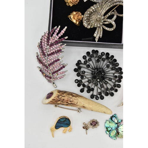 79 - A SELECTION OF JEWELLERY, to include an oval butterfly wing brooch, an oval hardstone brooch, a marc... 