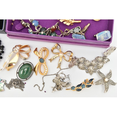 79 - A SELECTION OF JEWELLERY, to include an oval butterfly wing brooch, an oval hardstone brooch, a marc... 