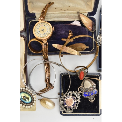 81 - A BAG OF ASSORTED JEWELLERY, to include a ladies rolled gold, manual wind wristwatch, fitted with an... 