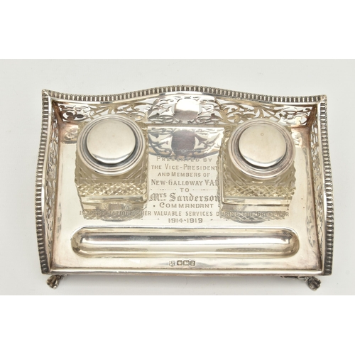 96 - AN EARLY 20TH CENTURY SILVER DESK TOP INK STAND SET, the rectangular ink stand with pierced floral a... 