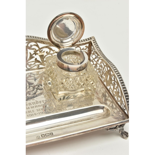 96 - AN EARLY 20TH CENTURY SILVER DESK TOP INK STAND SET, the rectangular ink stand with pierced floral a... 