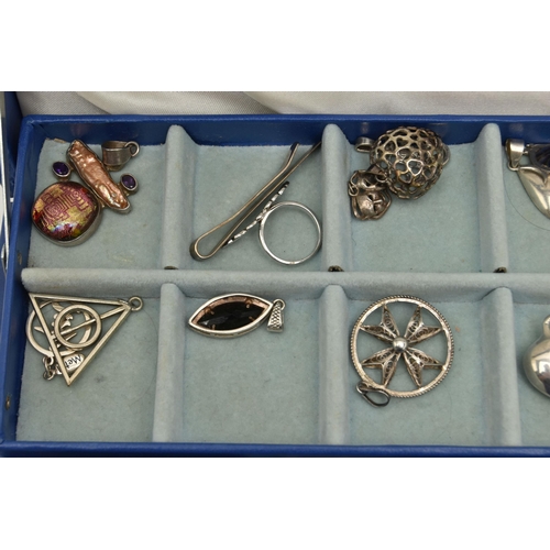 143 - A BLUE JEWELLERY BOX WITH ASSORTED WHITE METAL JEWELLERY, to include a boxed silver paste set skull ... 