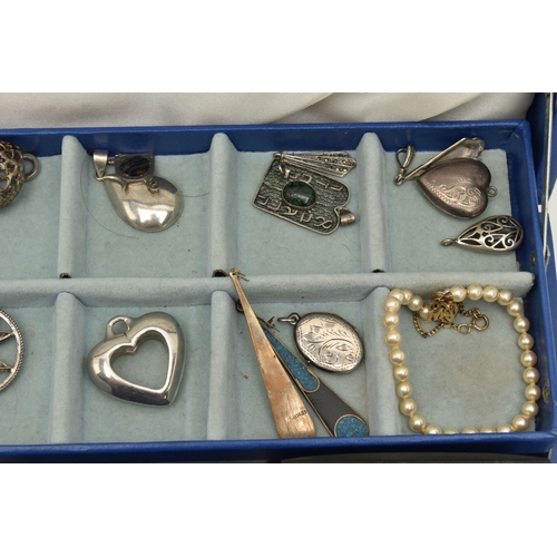 143 - A BLUE JEWELLERY BOX WITH ASSORTED WHITE METAL JEWELLERY, to include a boxed silver paste set skull ... 