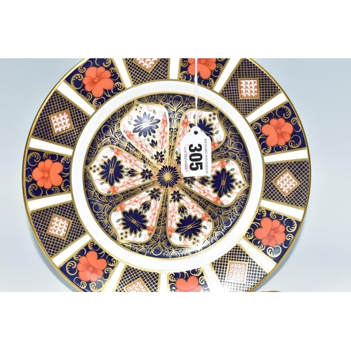 305 - A ROYAL CROWN DERBY IMARI PATTERN CABINET PLATE 1128, diameter 22cm and a Royal Crown Derby 'Cottage... 